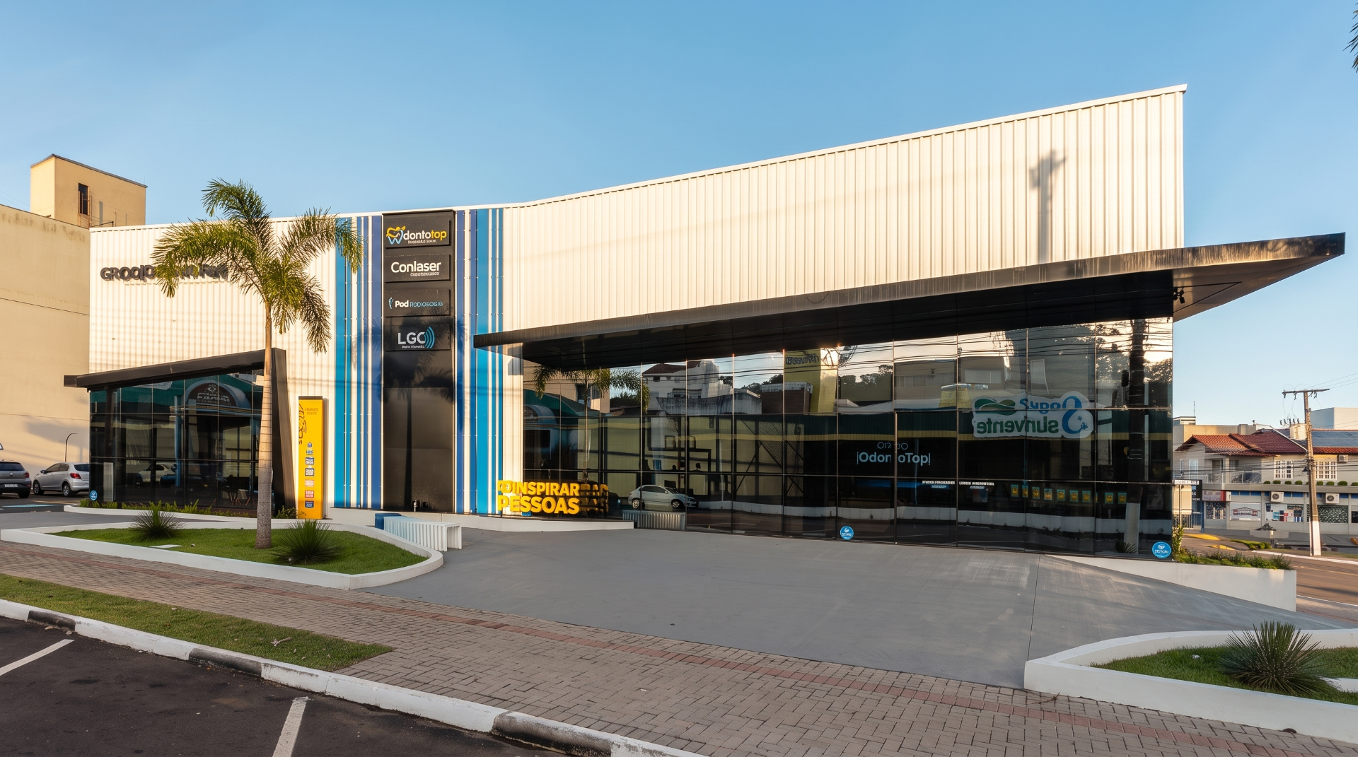 Fachada comercial em pele de vidro executada pela HEYDT