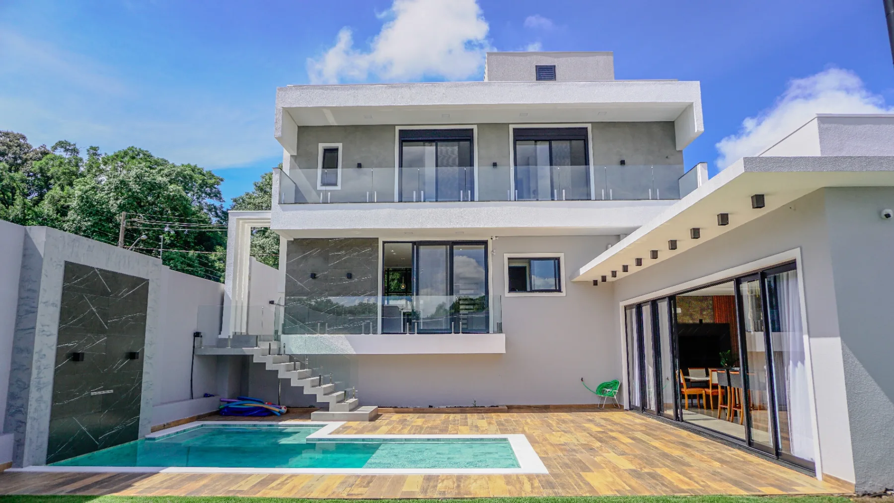 Residência com piscina e grandes vãos envidraçados