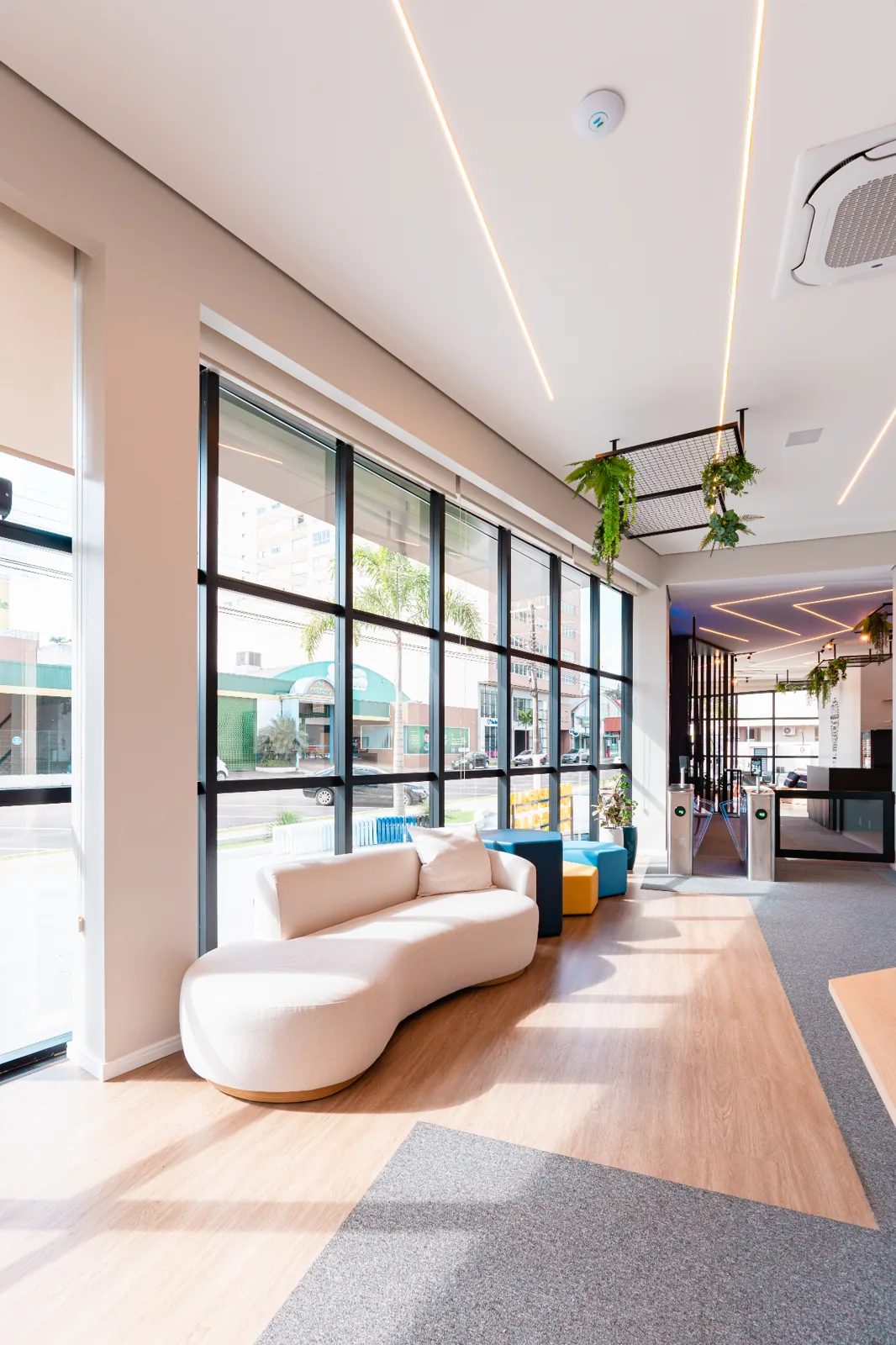 Lobby corporativo com pele de vidro estruturada